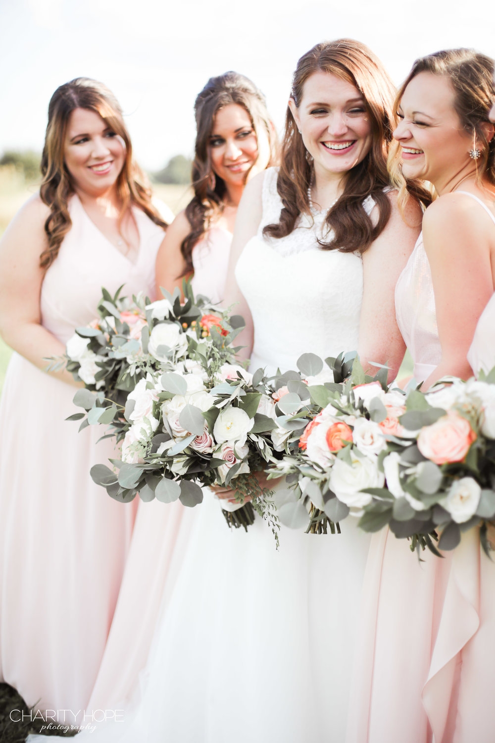  Liz with her beautiful bridesmaids!!! Sayleslivingston Design did NOT disappoint on the bouquets! 💕 